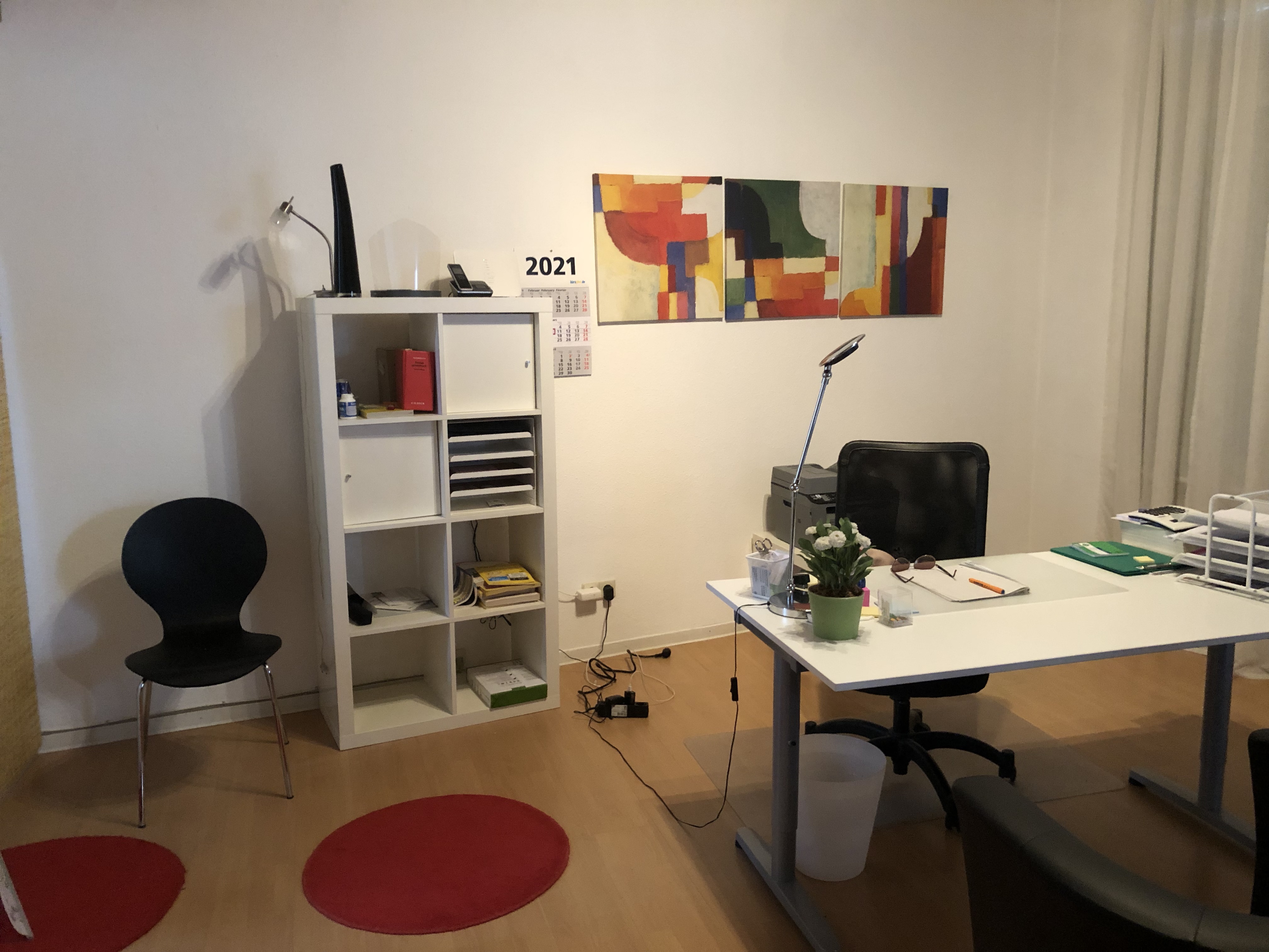 Büro möbliert
